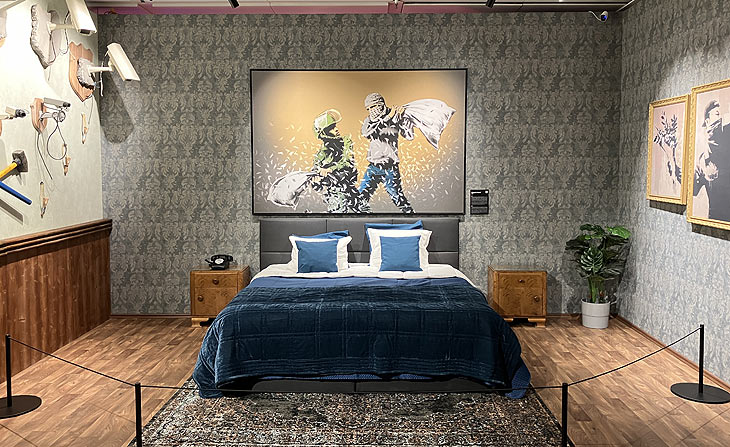„House of Banksy – An Unauthorized Exhibition" ab 14.06.2024 im B-TWEEN, dem Untergeschoss des ehemaligen Galeria Kaufhof am Stachus (©Foto: Marikka-Laila Maisel) 